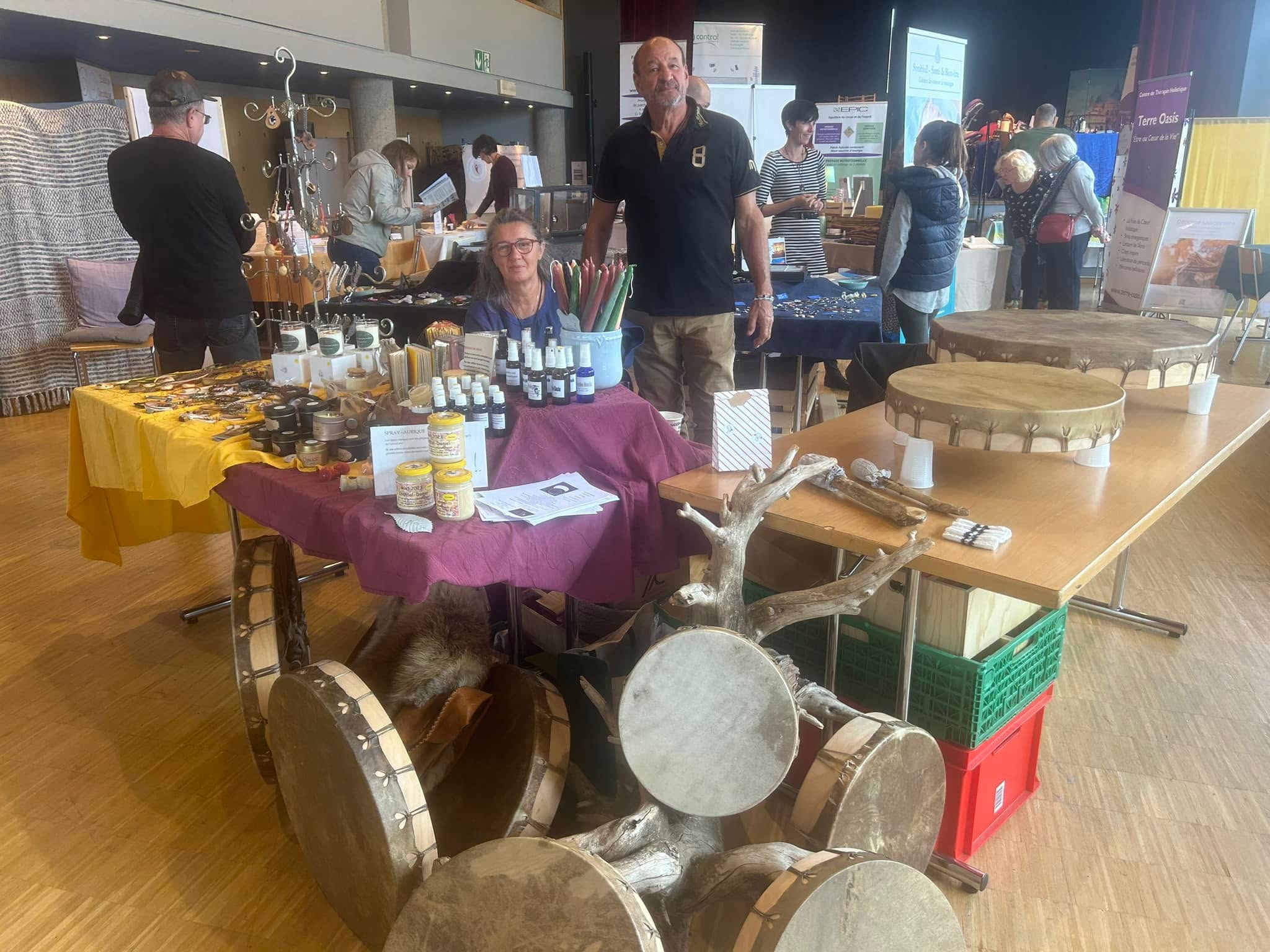 Chantal et Daniel sur leur stand, 2024