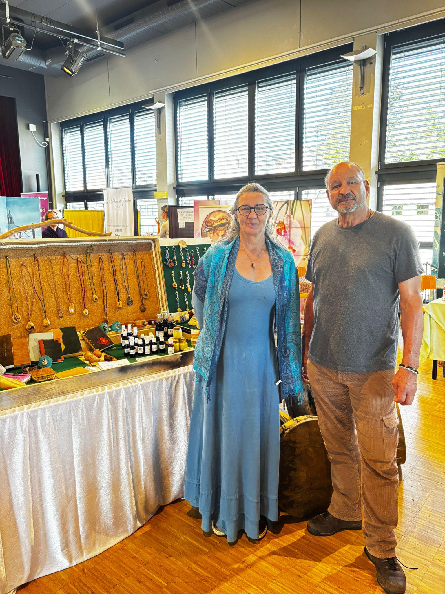 Chantal et Daniel devant leur stand, 2025